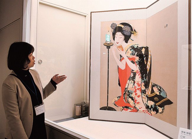 大胆な舞妓の姿が印象的な岡本神草作「口紅」を紹介する五味朋子学芸員＝出雲市浜町、出雲文化伝承館