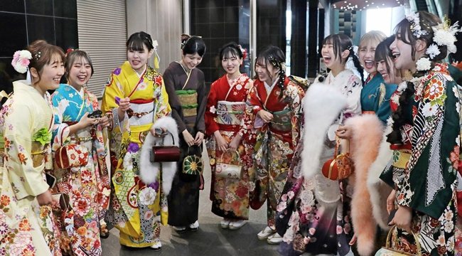 久々の再会を喜ぶ若者たち＝松江市学園南１丁目、くにびきメッセ