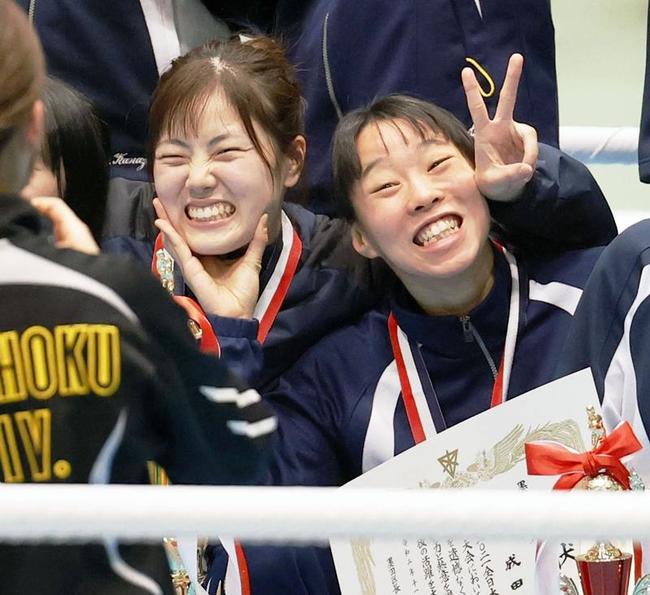 女子フェザー級で優勝し、記念撮影で笑顔を見せる入江聖奈（右）＝墨田区総合体育館