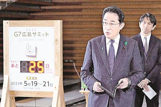 衆参５補選の結果などについて取材に応じる岸田文雄首相＝２４日午前、首相官邸