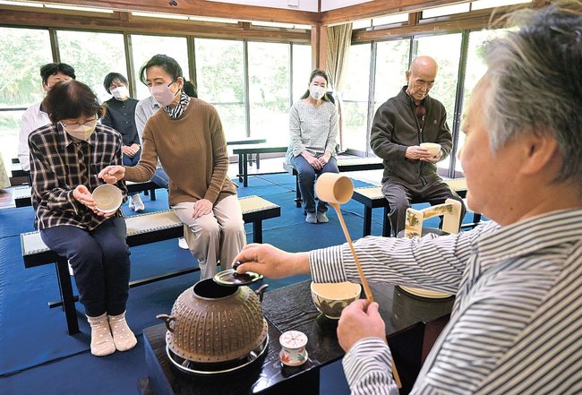 茶会での流れを確認する茶道裏千家淡交会石見支部の会員＝浜田市殿町、浜田城資料館
