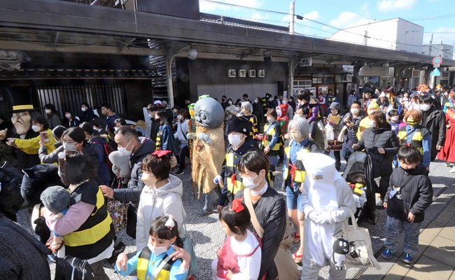 妖怪の仮装などをして水木しげるロードを練り歩くパレード参加者=境港市松ケ枝町