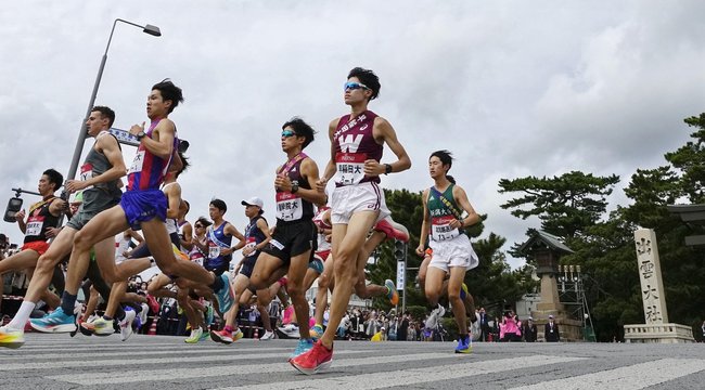 昨年の出雲駅伝でスタートする１区の選手たち。今年はどんなドラマが繰り広げられるのか＝２０２３年１０月９日、出雲大社前