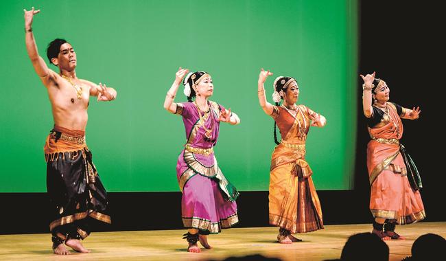 演目「プシュパンジャリ」を演じるアムリッタ・ダンス・カンパニー＝鳥取市扇町、鳥取県民ふれあい会館