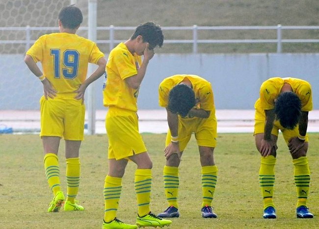 ＰＫ戦を４ー５で落とし益田東に敗れ肩を落とす立正大淞南の選手＝島根県立浜山公園陸上競技場