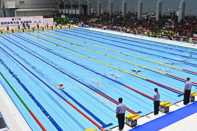 会期前競技で熱戦が繰り広げられている競泳会場＝9月17日午後４時40分、日環アリーナ栃木屋内水泳場