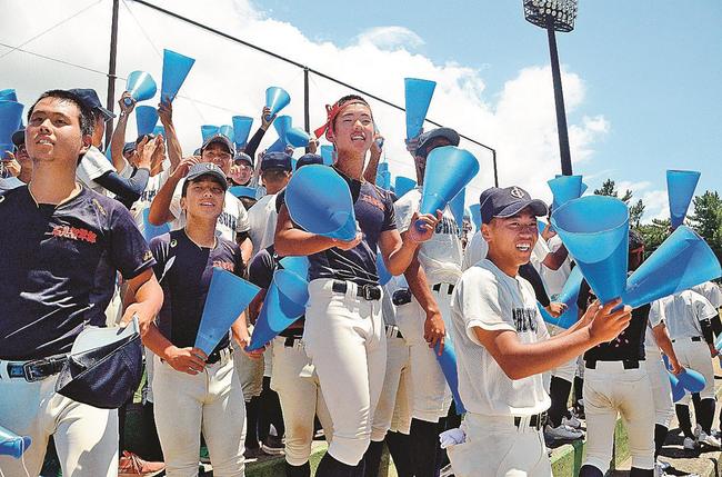 優勝が決まり野球部員がメガホンをたたいて喜ぶ石見智翠館スタンド＝出雲市大社町北荒木、県立浜山球場
