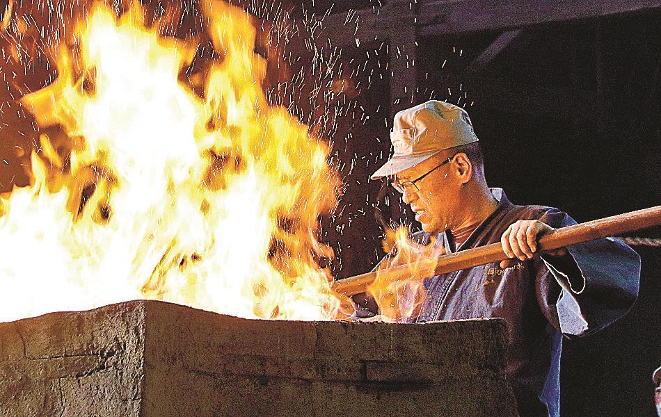 堀尾さん 村下に就任 国の選定保存技術保持者へ 「良質な玉鋼造る」と