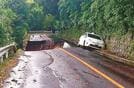 豪雨で陥没した県道＝出雲市大社町日御碕