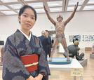 作品「命のいろ」の横で、入賞を喜ぶ野﨑千愛季さん＝東京都港区、国立新美術館