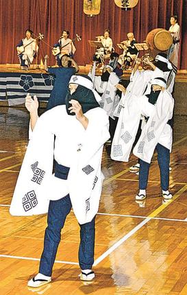 独特の衣装に身を包み、津和野踊りを披露する参加者＝島根県津和野町後田、津和野体育館