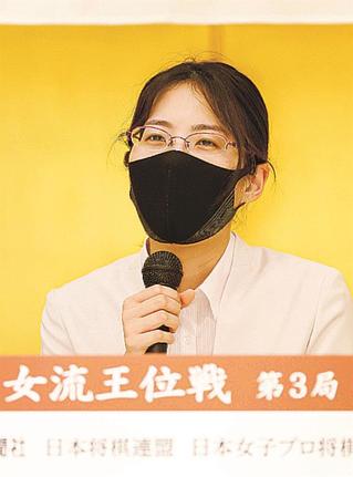 第３２期女流王位戦５番勝負で３連勝し、記者会見する里見香奈女流王位。女流通算タイトル数で歴代最多の４４期目を獲得した＝２日夜、福岡県飯塚市