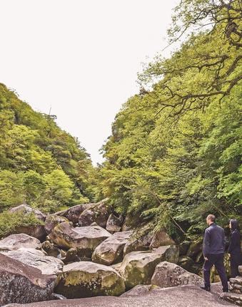 新緑の下、巨岩が織りなす風景が美しい鬼の舌震＝島根県奥出雲町三成