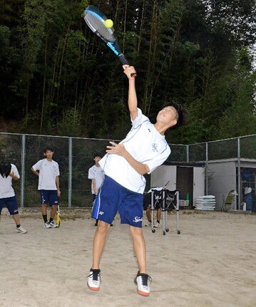 2週間ぶりの部活動を楽しむテニス部員=松江市上乃木1丁目、松徳学院高校
