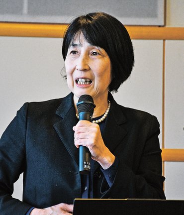 育児語の方言を解説する土居裕美子教授＝倉吉市駄経寺町、エースパック未来中心