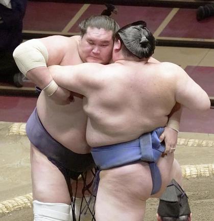 正代（右）を攻める照ノ富士。寄り切りで下す＝両国国技館