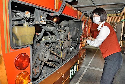 始業前にレイクラインバスのエンジンルームを点検する森脇麻弥子さん＝松江市平成町の同市交通局