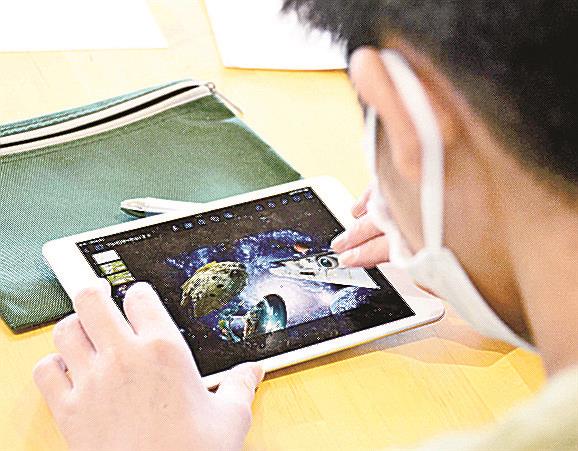 タブレット端末で画像生成ＡＩを使い、理想の絵作りに取り組む子ども。文部科学省は生成ＡＩの小中高校向けの指針をまとめた＝東京都内