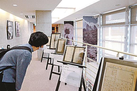中村元氏が中学時代に記した読書録に見入る来場者＝松江市八束町、中村元記念館