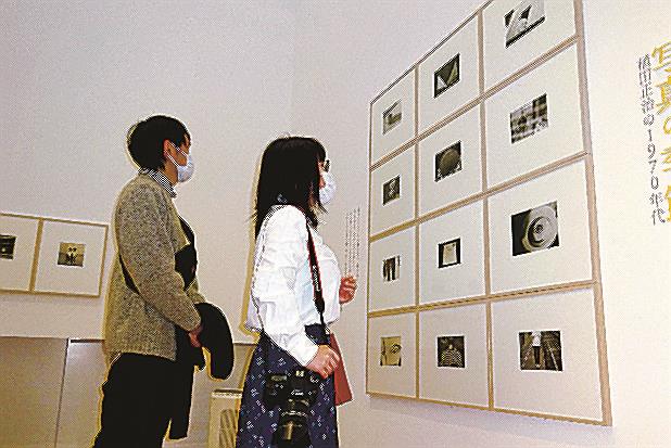 植田正治写真記念館で始まった企画展で、作品に見入る来場者＝鳥取県伯耆町須村