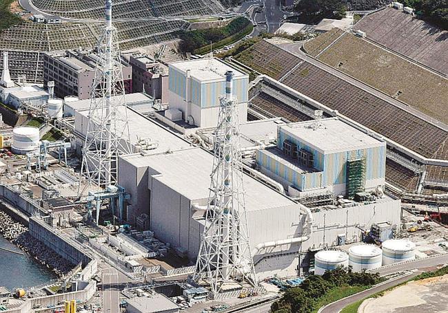 中国電力島根原発２号機（手前）。奥は１号機＝松江市鹿島町片句