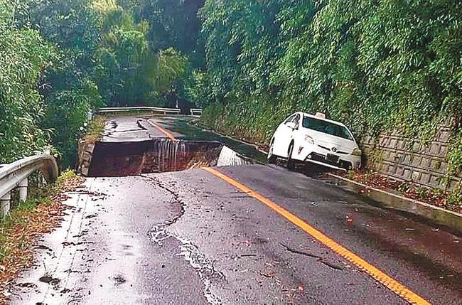 豪雨で陥没した県道＝出雲市大社町日御碕