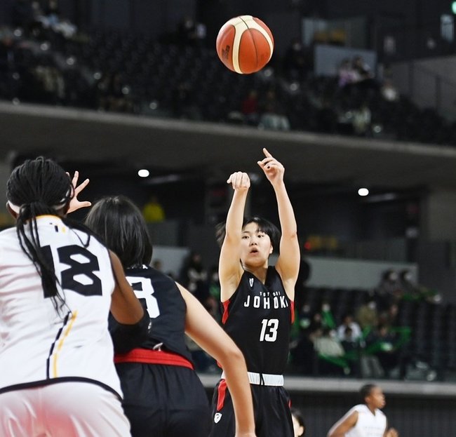 【女子１回戦・鳥取城北-島原中央】第４クオーター、鳥取城北の山岡千桜が３点シュートを放つ＝武蔵野の森総合スポーツプラザ