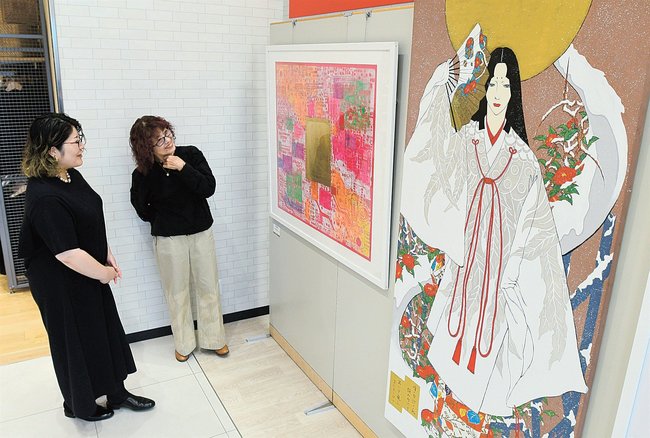 八雲にまつわる作品を解説する照Ｔｅｒｒａｓさん（左）と足立順子さん＝松江市黒田町、マルイナチュラルガーデン黒田店