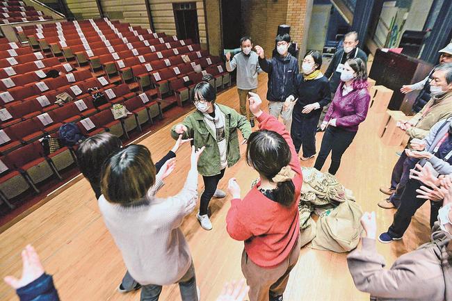 本番に向け練習を重ねる出演者＝島根県隠岐の島町西町、隠岐島文化会館
