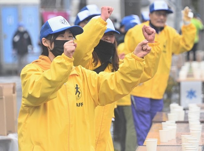 「ナイスラン！」。選手に声援を送る沿道スタッフ＝松江市西川津町