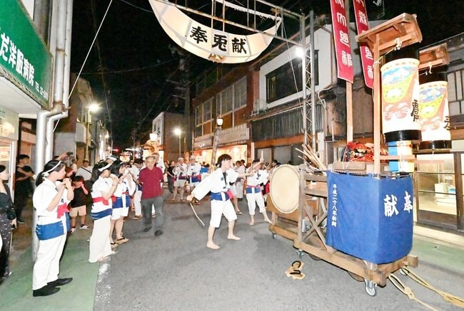 山車を引いて練り歩く月の輪神事の参加者＝安来市安来町