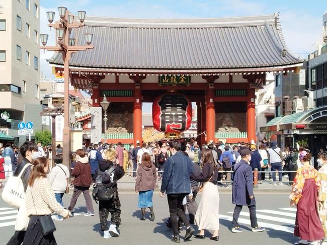 大勢の観光客でにぎわう浅草寺雷門前＝５日午前、東京都台東区
