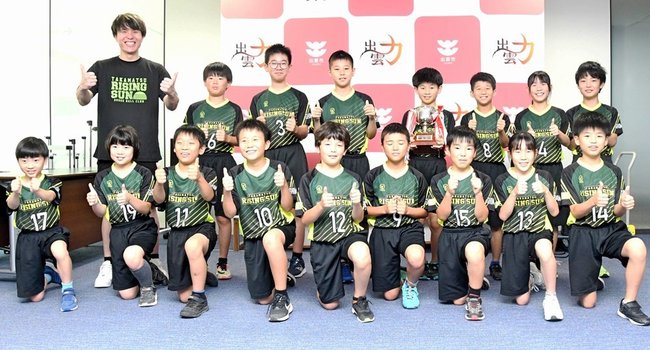 全国大会に向けて意気込む高松ライジングサンのメンバー＝出雲市今市町、市役所