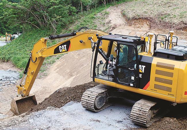 のり面を整備するＩＣＴ機能を搭載した建機（資料）