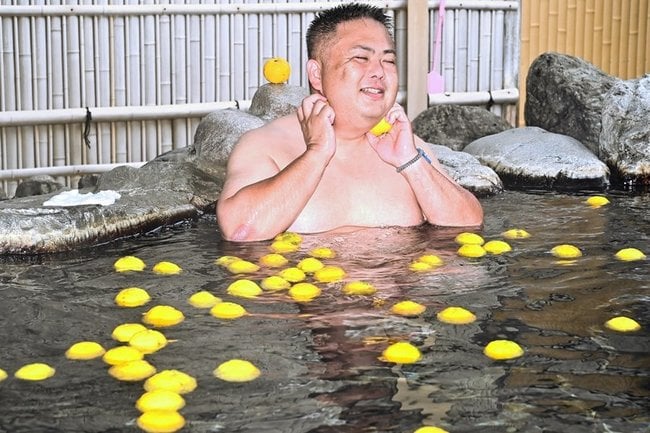 露天風呂で「ゆず湯」を楽しむ入浴客＝益田市美都町宇津川、美都温泉湯元館