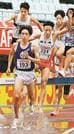 【男子３０００㍍障害決勝】集団を引っ張る三浦龍司＝ヤンマースタジアム長居