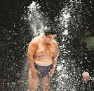 隠岐古典相撲の形式で行われた取組で大量の塩を浴びる