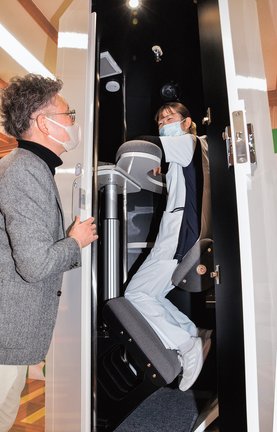 立ったまま寝る仮眠ボックスの使い心地を確かめる看護師=鳥取県日南町生山、日南病院