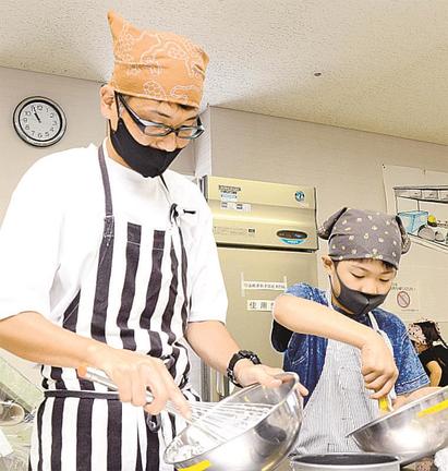 力を合わせてガトーショコラを作る親子＝松江市白潟本町、市民活動センター