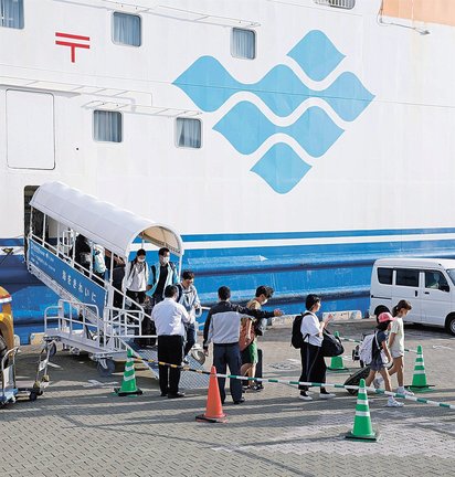 地震が相次ぐ鹿児島・悪石島などからフェリーで鹿児島市の港に到着した住民ら＝６日午後５時?分