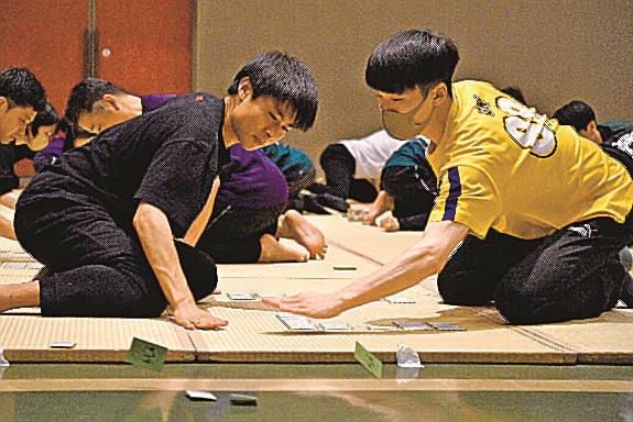 １２時間連続で試合をし、札を取り合う参加者＝益田市元町、市民学習センター