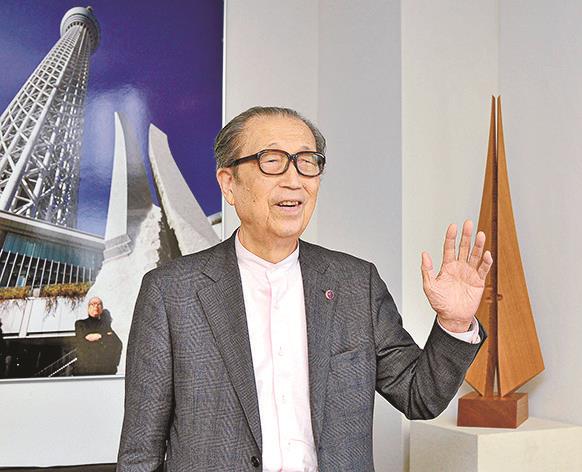 ＜９＞文化勲章受賞決定を受け、会見で喜びの表情を見せる澄川喜一氏＝２０２０年１０月、東京都内