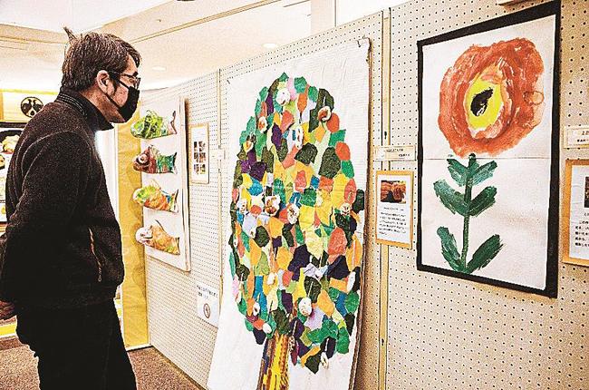 幼稚部の3人が共同で作った作品を鑑賞する来場者=松江市東朝日町、イオン松江ショッピングセンター