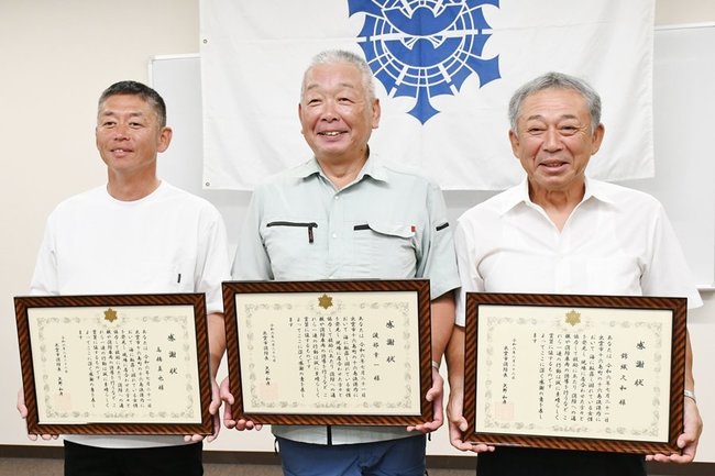 感謝状を手にする（左から）高橋真也さん、渡部幸一さん、錦織久和さん＝出雲市平田町、出雲市消防本部平田消防署