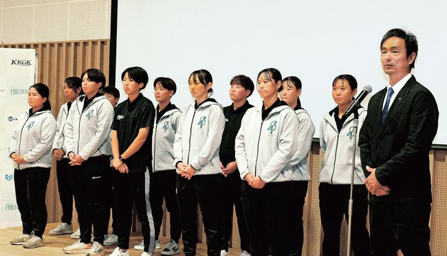 スポンサーの支援に感謝し、来季のさらなる飛躍を誓う森山一人監督(右端)と選手たち=島根県川本町川本、悠邑ふるさと会館