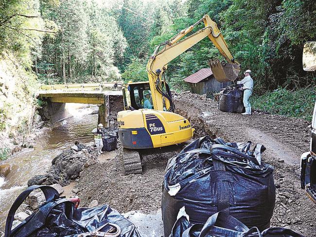 路肩が崩落して通行止めになった県道。この先の日平地区５世帯９人が孤立状態になった＝１３日午後３時３５分、島根県美郷町都賀行