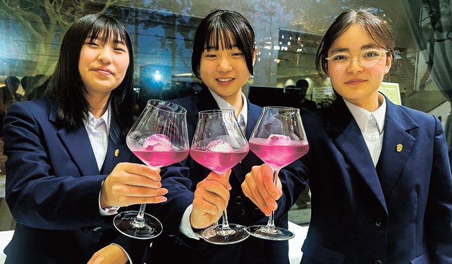「セツの花言葉」を紹介する松江南高校の生徒たち＝松江市殿町、サンラポーむらくも