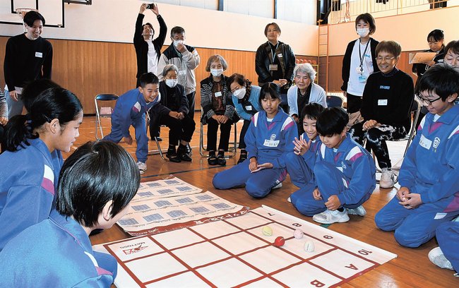 「マットス」を楽しむ高齢者と児童=雲南市木次町西日登、西日登小学校