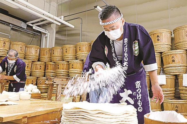 京都市の老舗漬物店「大安」で、千枚漬の漬け込み作業をする職人＝６日午前