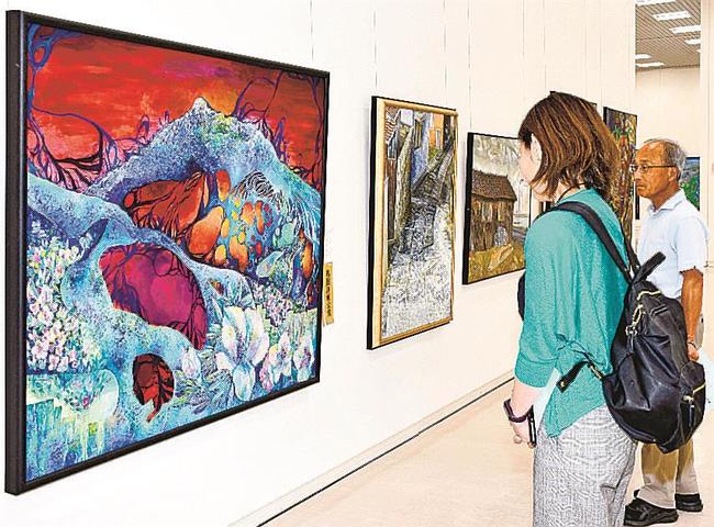 島根洋画会賞を受賞した島田史さんの「平成新山」に見入る来館者＝松江市袖師町、島根県立美術館